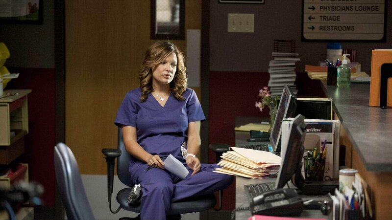 Callie (Kiele Sanchez) hat ihren neuen Job in Atlanta angetreten und vermisst ihren Sohn Jeff. – Bild: TVNOW