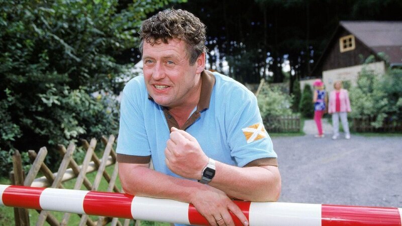 Benno (Willi Thomcyzk) hat sich an der Schranke des Campingplatzes positioniert, damit die Autodiebe den Platz nicht verlassen können. – Bild: RTL /​ Frank Dicks