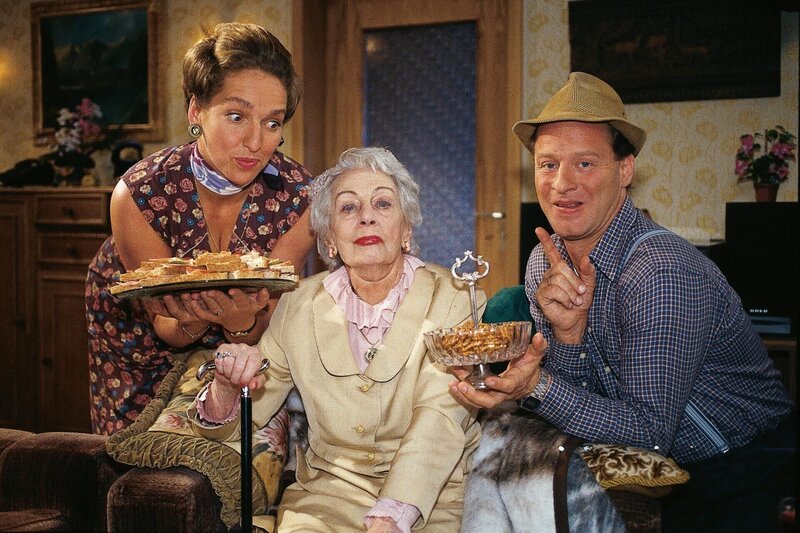 Lisbeth (Irene Schwarz, l.), Tante Karin (Elisabeth Scherer) und Dieter (Tom Gerhardt) – Bild: Foto: RTL /​ Constantin Film Verleih GmbH