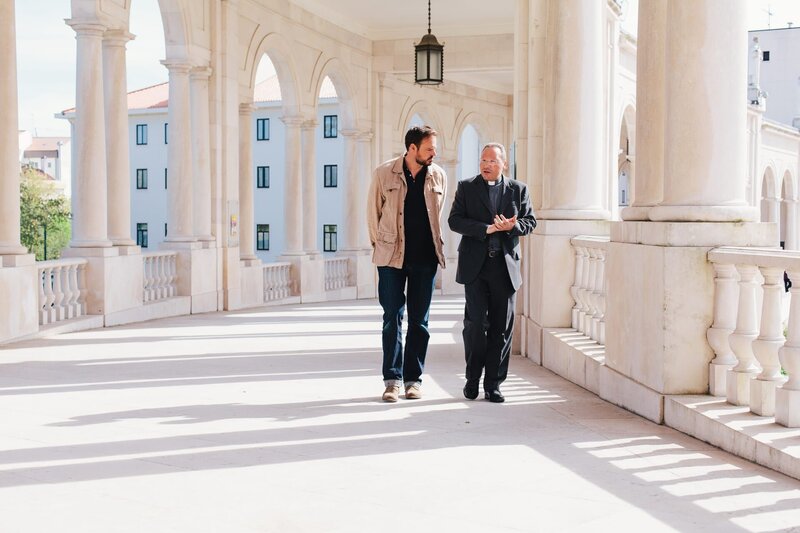 Was hat es mit den drei Geheimnisse von Fátima auf sich? Moderator Jamie Theakston (l.) begiebt sich in Portugal auf Spurensuche und spricht mit Experten … – Bild: LIKE A SHOT ENTERTAINMENT