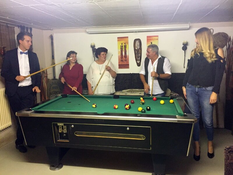 V.l.: Marius, Susanne, Renate, Gastgeber Volker und Romina – Bild: MG RTL D / ITV Studios V.l.: Marius, Susanne, Renate, Gastgeber Volker und Romina – Bild: MG RTL D / ITV Studios