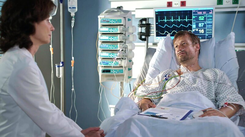 Karin (Marijam Agischewa, l.) und Frank (Christoph Kottenkamp, r.) sprechen sich endlich aus. – Bild: ARD/​Jens Ulrich Koch