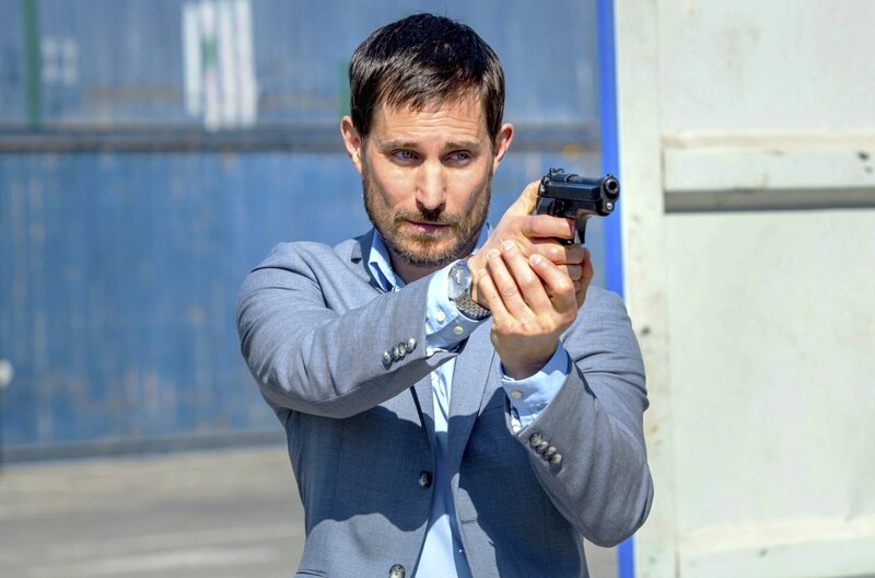 Kommissar Xavi Bonet (Clemens Schick) jagt Verbrecher in Barcelona. – Bild: PLURIMEDIA (ARD Degeto /​ Lucia Faraig)