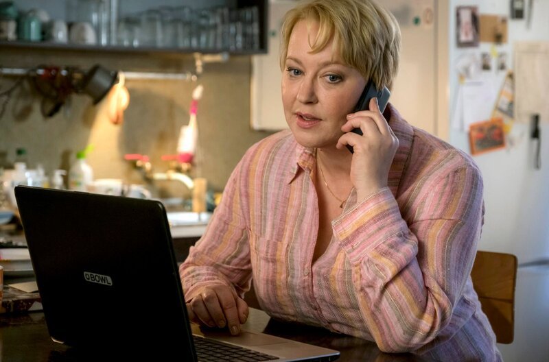 Susanne (Floriane Daniel) telefoniert mit ihrem Vater Paul Krüger – Bild: ARD Degeto/​Conny Klein