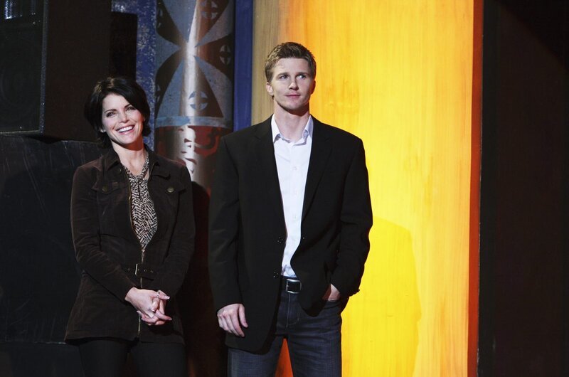 Ahnen nicht, dass der Geist von Miles ihnen dicht auf den Fersen ist: Suzanne Zale (Lesli Kay, l.) und Grant Harper (Thad Luckinbill, r.) – Bild: ABC Studios