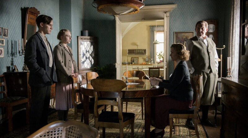 Friedrich Strumm (Dietmar Bär) ist bereit, seine Tochter wieder nach Hause kommen zu lassen und überredet auch seine Frau Anneliese (Anna Schudt) – Bild: SWR/​FFP New Media GmbH/​Martin Va