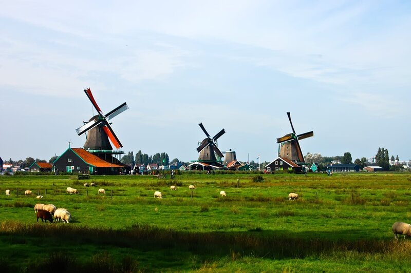 Dutch windmills of The Netherlands, that it’s often the first fact people recall about the country. – Bild: Phonlawin Srisuwanyothin