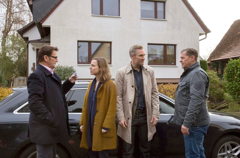 Die Ermittler Lars (Ingo Naujoks, l.) und Finn (Sven Martinek, r.) stellen sich Johanna Fahrig (Nadja Becker, l.) vor. Die Verlobte ihres Ex-Ehemanns Torsten (Ben Braun, 2.v.l.) wurde ermordet. – Bild: ARD/​BR/​Georges Pauly/​Georges Pauly