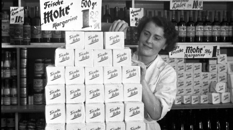 Gefüllte Regale im Lebensmittelgeschäft kurz nach der Währungsreform. – Bild: NDR/​Staatsarchiv Hamburg