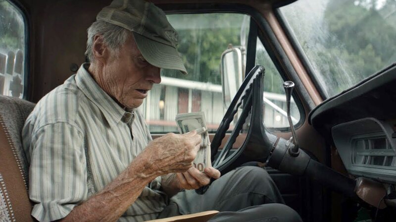 Earl Stone (Clint Eastwood) arbeitet als Drogenkurier. – Bild: ARD Degeto/Warner Bros. Entertainment Inc., Bron Creative, and Imperative Entertainment, LLC Earl Stone (Clint Eastwood) arbeitet als Drogenkurier. – Bild: ARD Degeto/Warner Bros. Entertainment Inc., Bron Creative, and Imperative Entertainment, LLC