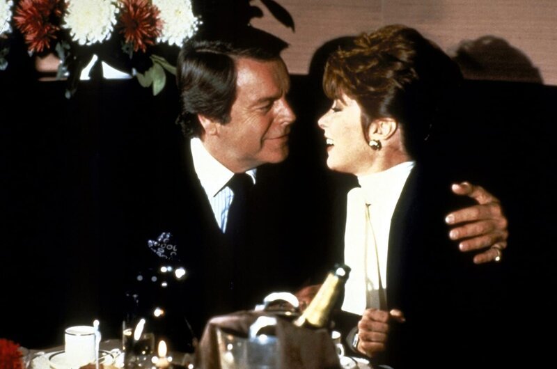Jonathan (Robert Wagner, l.) und Jennifer (Stefanie Powers, r.) genießen einen romantischen Abend in einem Restaurant. – Bild: Columbia Pictures