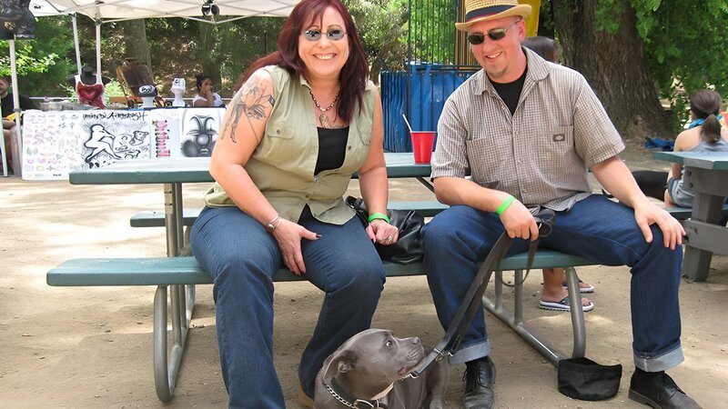 The Kitterman’s and Uggie at the fundraiser for Villalobos Rescue Center. – Bild: Discovery Communications Inc