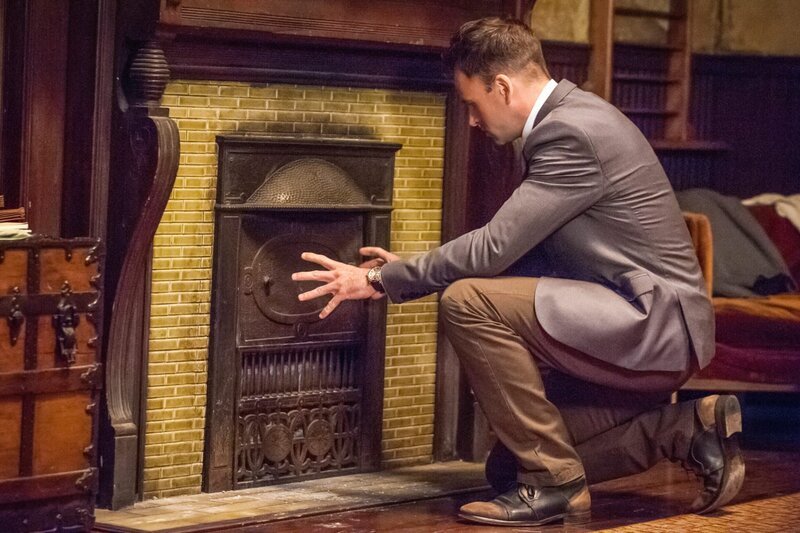 Hat so seine ganz eigenen Ermittlungsmethoden: Sherlock (Jonny Lee Miller ) … – Bild: CBS Television Lizenzbild frei