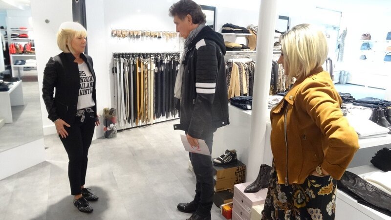 V.l.: Kandidatin Conny, Shoppingbegleitung Carlo und Verkäuferin. – Bild: RTL /​ Constantin Ent. /​ Tag 3: Conny, Frankfurt