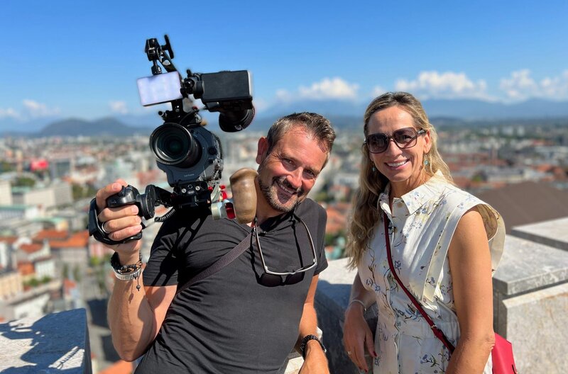 Ljubljana ist mit rund 300.000 Einwohner:innen nicht nur die Hauptstadt, sondern zugleich auch die größte Stadt Sloweniens. Die Universitätsstadt liegt direkt im Herzen Sloweniens und ist nicht nur äußerst grün, sondern auch sehr nachhaltig – 2016 wurde sie als European Green Capital ausgezeichnet. Doch wie lässt sich die Stadt mit schmaler Reisekasse erleben? Reichen 300 Euro für 2 Personen und 2 Tage aus?  In der neuen Folge „2für300 – Ljubljana“ wollen Tamina Kallert und Uwe Irnsinger genau das herausfinden. Bei dem Angebot aus Kultur, Stadt und Natur haben sie wie immer ein Budget von 300 Euro.  (v.l.n.r.) Uwe und Tamina auf der Burg von Ljubljana. – Bild: WDR/​M.E. Works GmbH