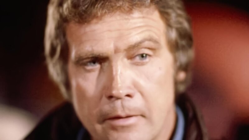 Eigentlich ist Colt Seavers (Lee Majors) Hollywood-Suntman, doch um finanziell besser über die Runden zu kommen, hat er sich ein zweites Standbein als Kopfgeldjäger aufgebaut und ist nach Feierabend den Verbrechern Kaliforniens auf der Spur. Seine Stuntman-Fähigkeiten kommen ihm während seiner spannenden und oftmals gefährlichen Einsätze natürlich zugute. – Bild: RTL NITRO