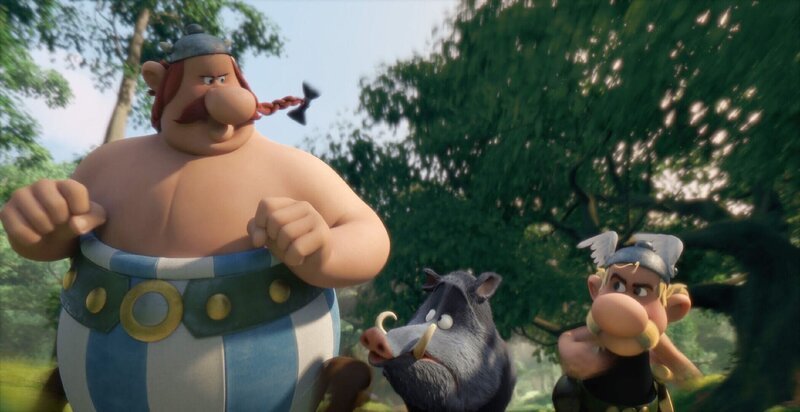 Der Zaubertrank verleiht Obelix (l.) und Asterix übermenschliche Kräfte, die ihnen nicht nur für die Jagd auf Wildschweine sehr hilfreich sein können. – Bild: SUPER RTL