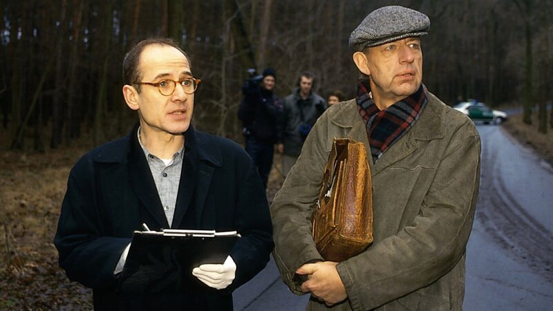 Kripochef Joe Hoffer (Jörg Gudzuhn, r.) und Gerichtsmediziner Dr. Robert Kolmaar (Ulrich Mühe, l.) auf Spurensuche: Aus ungeklärter Ursache wurde auf den Bausenator ein Giftgasanschlag verübt. – Bild: ZDF und Katrin Knoke