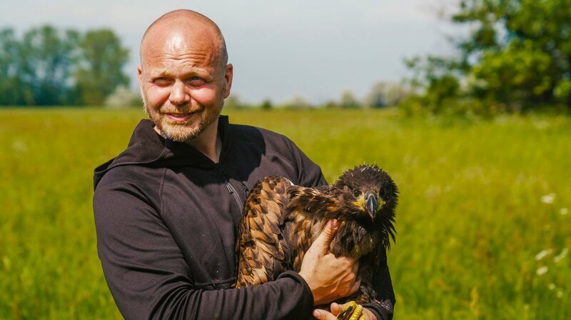 André Laubner auf Horst-Besuch bei Familie Seeadler. – Bild: NDR