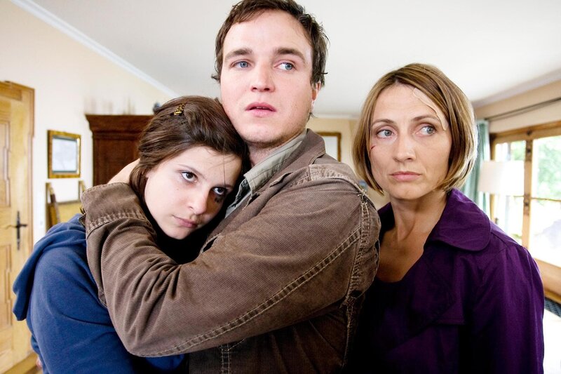 „Soko Kitzbühel“, „Familienbande.“ Ein nächtlicher Streit zwischen Michael Fichtner, Besitzer einer Kunstgießerei, und seiner Ehefrau Veronika endet mit dem Tod des Mannes durch einen Stich mit einem Dolch. – Bild: ORF