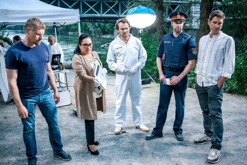 v.li.: Max Herzog (Martin Gruber), Franziska Beck (Maria Happel), Julius Rubatsch (Max Fischnaller), Jörg Novotny (Philipp Dornauer), Klaus Lechner (Andreas Kiendl). – Bild: Satel Film/​ORF/​Stefan Haring