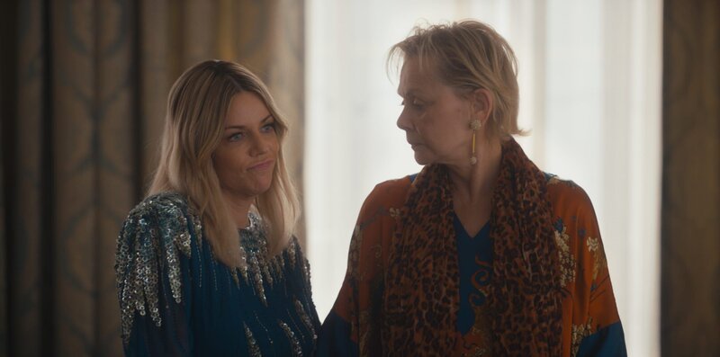 Deborah (Jean Smart, r.) und ihre Tochter DJ Vance (Kaitlin Olson, l.) widmen sich gerade dem Ausmisten des Kleiderschranks, als Ava sie mit einer Lieferung für Deborah unterbricht – und damit längst verdrängte Konflikte aus der Vergangenheit wieder ans Licht bringt. – Bild: HBOMax /​ ZDF und HBOMax