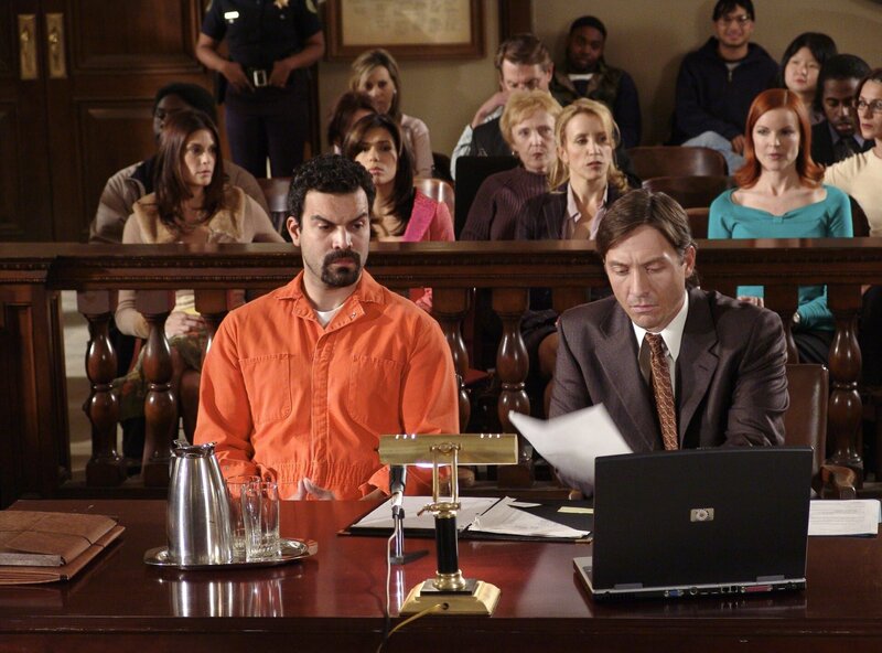 Schuldig?: Carlos Solis (Ricardo Antonio Chavira, l.) … – Bild: Turner /​ TOUCHSTONE TELEVISION