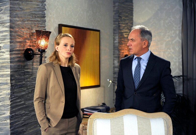 ARD ROTE ROSEN FOLGE 1212. Roman (Johannes Terne, r.) unterstellt Bente (Nela Schmitz, l.), gemeinsame Sache mit Vincent gemacht zu haben um ihm zu schaden. – Bild: ARD/​Nicole Manthey