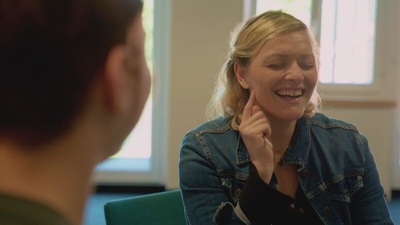 Susanne Kunz beim Intonationscoaching. – Bild: SRF, 3sat