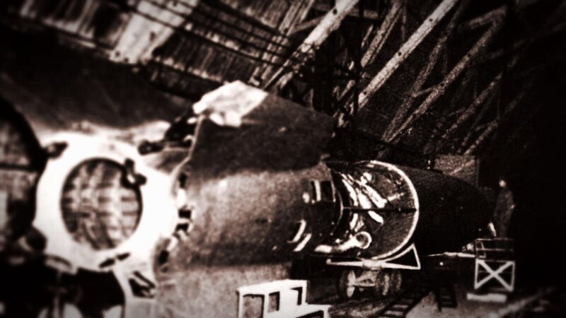 Gegen Ende des Zweiten Weltkriegs glaubten nicht nur viele Deutsche an die Existenz sogenannter „Wunderwaffen“. Auch unter den Alliierten ging man davon aus, dass die Nazis an neuen Technologien arbeiteten, die ihnen doch noch den viel beschworenen „Endsieg“ bringen könnten. – Bild: LIKE A SHOT ENTERTAINMENT