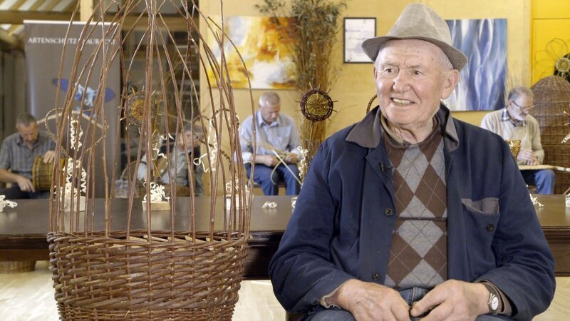  Der pensionierte Landwirt Karl Lenz Sen erzählt von früher. – Bild: ORF/​Clever Contents