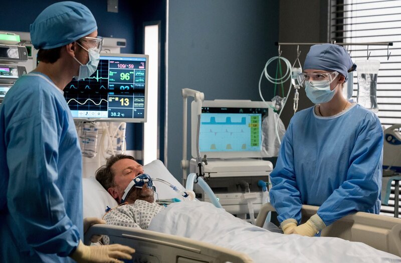 Annabel Rittisch erkundigt sich bei Ben Ahlbeck nach dem Gesundheitszustand ihres Vaters Hannes, der mit einer schweren Lungenentzündung auf der Intensivstation liegt. – Bild: ARD/​Jens-Ulrich Koch