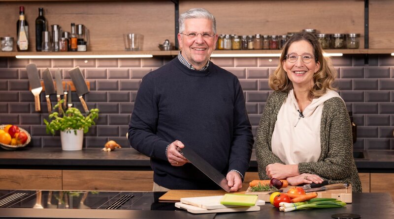 Wunderbrettchen aus Titan? Yvonne Willicks (r) und Prof. Dirk Bockmühl möchten wissen, was von den Trendprodukten zu halten ist. – Bild: WDR/​Solis TV/​Melanie Grande