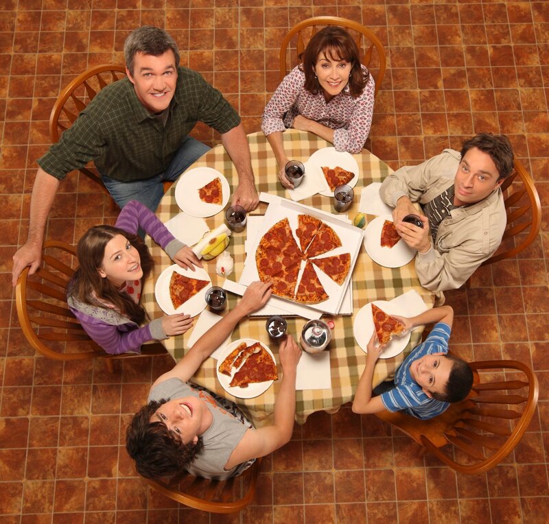 (1. Staffel) – Bei ihnen ist immer was los: (v.l. im Uhrzeigersinn) Sue (Eden Sher), Mike (Neil Flynn), Frankie (Patricia Heaton), Bob (Chris Kattan), Brick (Atticus Shaffer) und Axl (Charlie McDermott) … – Bild: American Broadcasting Companies, Inc.