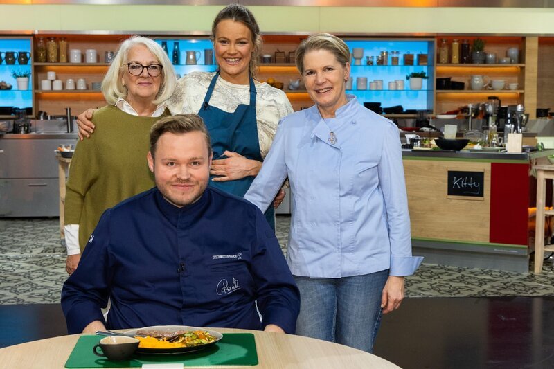 Das „Küchenschlacht“-Gruppenfoto mir Marie-Louise Hüneke, Christina „Kitty“ Geuking, Moderatorin Cornelia Poletto und Juror Richard Rauch. – Bild: ZDF und Norman Kalle