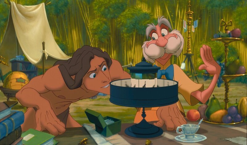 Verwundert bestaunt Tarzan (l.) die Apparaturen des Professors Porter, derlei Dinge hat er in seinem Leben noch nicht zu Gesicht bekommen. – Bild: EDGAR RICE BURROUGHS INC. AND DISNEY