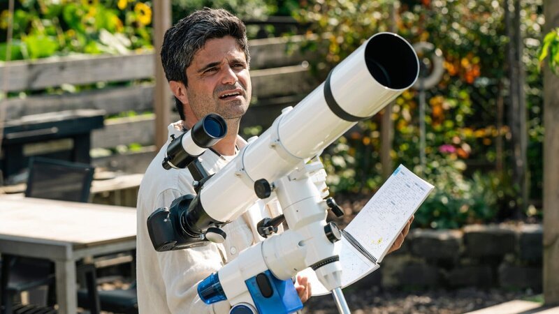 Der Hobbyastronom Nils Pfennig (Maximilian Grill) richtet sein Teleskop für eine klare Sommernacht aus. Am nächsten Morgen wird er erschlagen im Teich seines Schrebergartens aufgefunden. – Bild: ZDF und Martin Rottenkolber