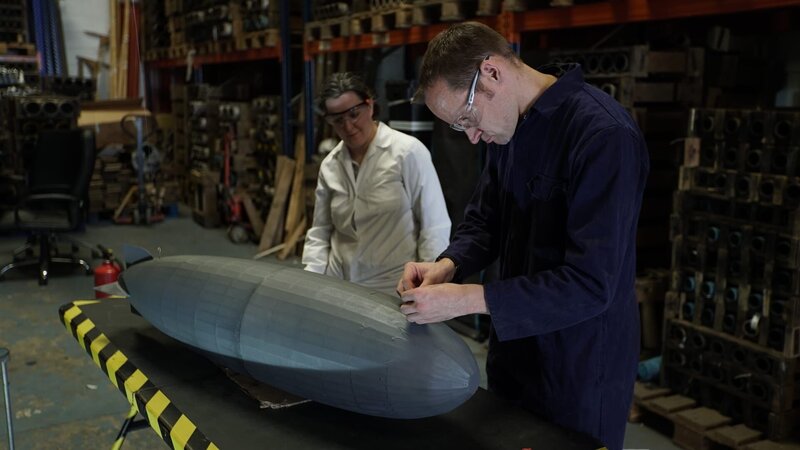 Mann arbeitet an einem Hindenburg-Modell – Bild: Andy Bailey /​ Windfall Films Ltd /​ Windfall Films Ltd