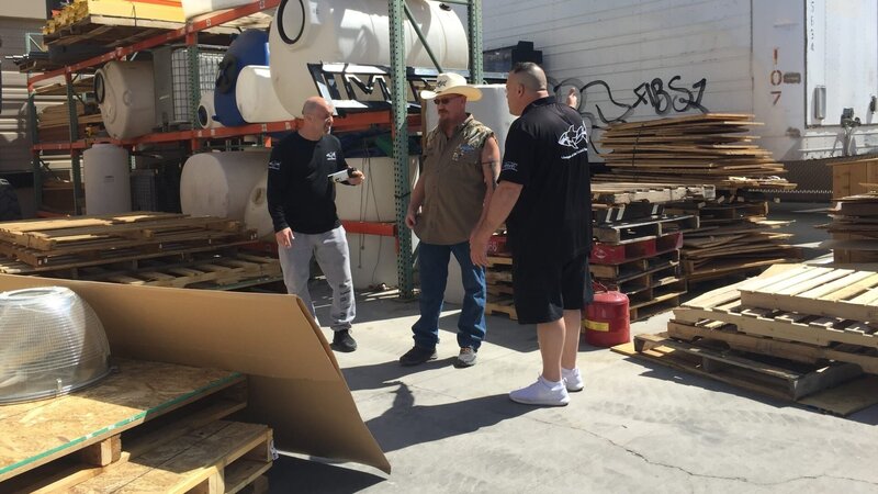 ATM is building two tanks for two-time World Series champion Johnny Damon. Things get even more exciting when Damon and his wife asked the guys to finish the tanks in time to help reveal the gender of their newest baby at a party for friends and family. – Bild: Animal Planet /​ Discovery Communications