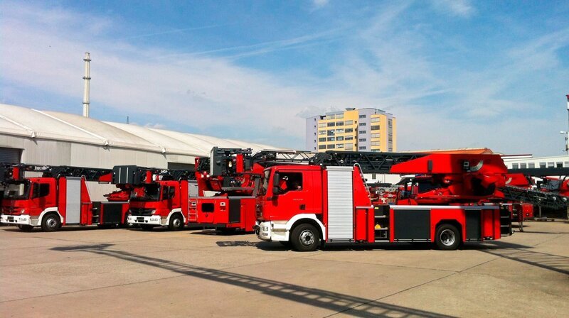 Für den Ernstfall bereit: Hier werden neue Feuerwehrautos montiert. – Bild: WDR/​Flash Film