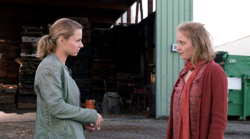 Nina (Julia Schäfle, r.) befragt Gaby Zinke (Leonie Benesch, r.). Die junge Assistentin der Geschäftsleitung war als einzige mit Georg befreundet. – Bild: ARD/​BR/​Georges Pauly/​Georges Pauly