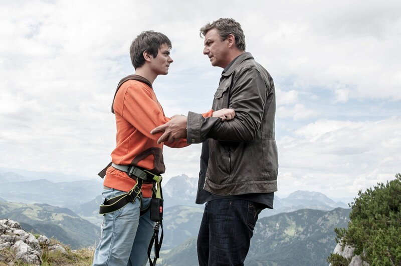 Als Martin Gruber (Hans Sigl, r.) Lukas (Anton Andreew, l.) endlich auf dem Felsplateau findet, geraten die beiden in Streit. – Bild: ORF 2