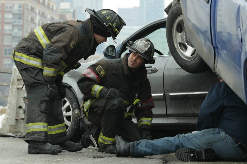Feuerwehrmänner Matthew Casey (Jesse Spencer, l.) und Kelly Severide (Taylor Kinney) im Einsatz bei einem schwerem Verkehrsunfall: Eine Person wurde eingeklemmt. – Bild: 2013 NBCUniversal Media, LLC