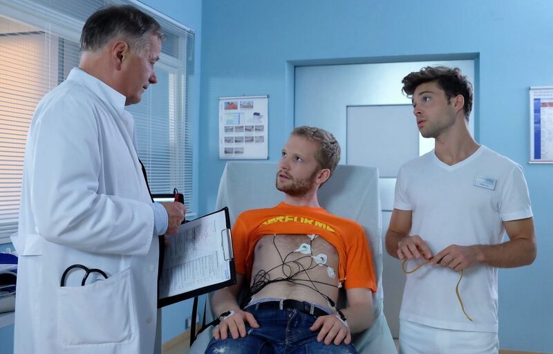 SENDER: ARD – SENDETITEL: In aller Freundschaft Folge 828 – UNTERTITEL: Zukunftsklänge – CAPTION: ARD/​MDR IN ALLER FREUNDSCHAFT FOLGE 828, „Zukunftsklänge“, am Dienstag (09.10.18) um 21:00 Uhr im ERSTEN..Jimmy Dreyer (Paul Falk, mi.) ist der Band-Leader von Jonas und Bastians Band und hat einen Stromschlag bekommen. Dabei ist er gestürzt und hat sich das Bein gebrochen. Jimmy achtet sehr auf seine „Rockstar“-Attitüde und ist mit allen Entscheidungen einverstanden, was nicht den Auftritt seiner Band am nächsten Abend gefährdet. Doch den Zahn muss Dr. Roland Heilmann (Thomas Rühmann, li.) ihm ziehen, den Auftritt kann Jimmy abhaken. Auch der eher unkonventionelle Pfleger Kris (Jascha Rust, re.) kann diese Entscheidung nachvollziehen..© MDR/​Saxonia Media/​Sebastian Kiss, honorarfrei – Verwendung gemäß der AGB im engen inhaltlichen, redaktionellen Zusammenhang mit genannter MDR-Sendung bei Nennung „Bild: MDR/​Saxonia Media/​Sebastian Kiss“ (S2+). MDR/​HA Kommunikation, 04360 Leipzig, Tel: (0341) 300 6477 oder – 6463 – Bild: MDR/​Saxonia Media/​Sebastian Kiss