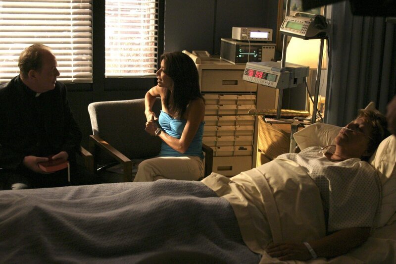 Juanita (Lupe Ontiveros, r.) liegt im Koma. Gabrielle (Eva Longoria, M.) unterhält sich angeregt mit Pater Crowley (Jeff Doucette, l.) über die Vergebung von Sünden … – Bild: Turner /​ TOUCHSTONE TELEVISION