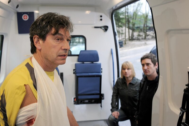 „Soko Kitzbühel“, „Ich liebe dich – ich töte dich.“ Das Anwaltspaar Wilfert lässt sich scheiden. Millionenschwere Klienten und eine imposante Villa sind aufzuteilen. Entsprechend heftig sind die Auseinandersetzungen. Und sie eskalieren immer mehr: Peter Wilfert wird angeschossen, in ein Solarium eingesperrt, erleidet er gefährliche Verbrennungen, und eines Morgens wird Eva Wilferts Anwältin ermordet in ihrer Wohnung aufgefunden. Das zerstrittene Paar überschüttet sich nun erst recht mit Vorwürfen. Die SOKO hat alle Mühe, Ruhe in die Ermittlungen zu bringen – und entdeckt dabei Personen, Vorgänge und Motive, von denen das Scheidungspaar, in seinen Rosenkrieg verbissen, nichts geahnt hat. – Bild: ORF (FS1/​FS2) /​ ORF1