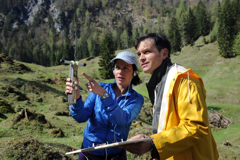Oskar Brucker und Antonia Faller sind Partner beim GelSndespiel der Hobbyfunker. Für einen aus der Gruppe wird es tödlich enden. – Bild: ORF/​BEO Film/​Bernd Schuller