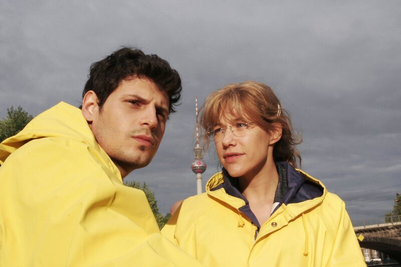 Bei ihrem gemeinsamen Ausflug gelingt es Lisa (Alexandra Neldel, r.) nicht, an Rokko (Manuel Cortez, l.) heranzukommen. (Dieses Foto von Alexandra Neldel darf nur in Zusammenhang mit der Berichterstattung über die Serie „Verliebt in Berlin“ veröffentlicht und verbreitet werden.) – Bild: SAT.1 /​ Noreen Flynn Eigenproduktionsbild frei