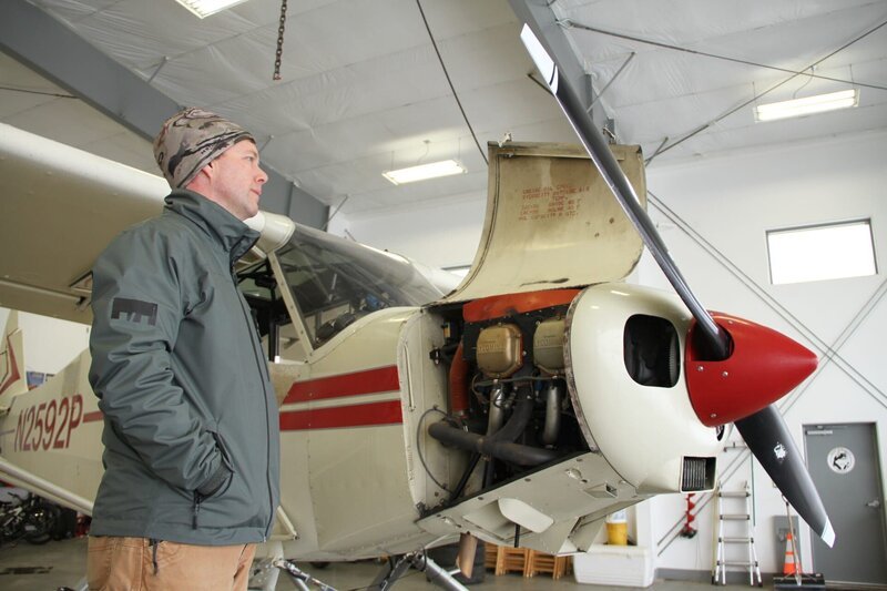 Hans Hanson stands next to his float plane in Alaska. – Bild: Discovery Channel /​ Discovery Communications