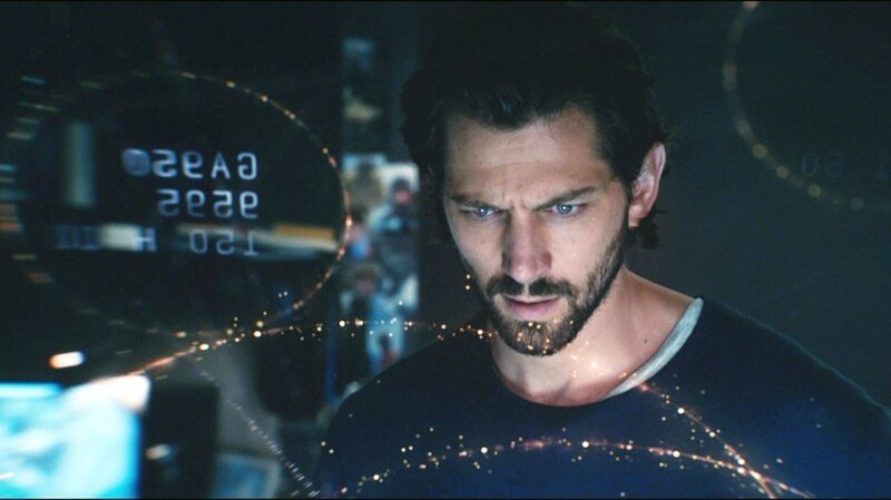 Der Fluglotse Dylan (Michiel Huisman) wird von Visionen heimgesucht. – Bild: RTL II Der Fluglotse Dylan (Michiel Huisman) wird von Visionen heimgesucht. – Bild: RTL II